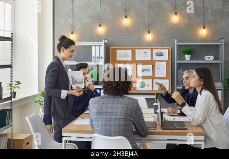 Unternehmer diskutieren gemeinsam in Konferenzraum während der Sitzung im Büro Stockfoto