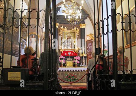 KRAKAU, POLEN - 29. APRIL 2012: Dies ist die Kapelle der Schwarzen Madonna von Tschenstochau in der Basilika der Heiligen Maria. Stockfoto