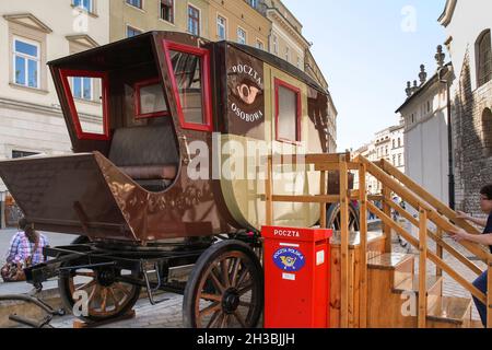 KRAKAU, POLEN - 29. APRIL 2012: Dies ist ein Installationsmuseum in Form eines alten Postbusses, der auf dem Marktplatz installiert ist. Stockfoto