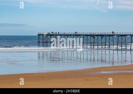 Der viktorianische Pier spiegelt sich bei Ebbe am Strand, Saltburn-by-the-Sea, North Yorkshire, England Stockfoto