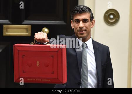 London, Großbritannien. Oktober 2021. Rishi Sunak (Schatzkanzler) verlässt die Downing Street 11, bevor er das Budget an das Londoner Unterhaus übergibt. (Foto von James Warren/SOPA Images/Sipa USA) Quelle: SIPA USA/Alamy Live News Stockfoto