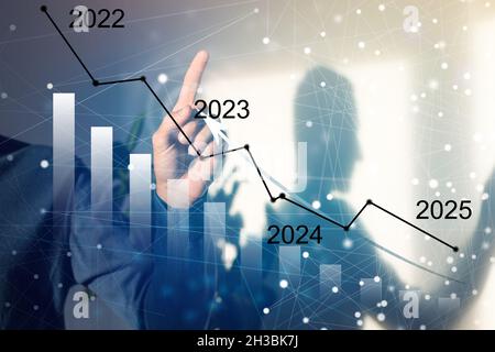 Fingerdruck der blauen Start 2023-Taste auf der virtuellen Benutzeroberfläche auf grauem Hintergrund mit Platz für Text. Konzept des neuen Jahres. Businessman Pressing Stockfoto