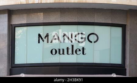 VALENCIA, SPANIEN - 26. OKTOBER 2021: Mango ist ein spanisches Bekleidungsdesign- und Herstellungsunternehmen Stockfoto