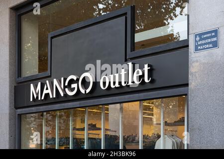 VALENCIA, SPANIEN - 26. OKTOBER 2021: Mango ist ein spanisches Bekleidungsdesign- und Herstellungsunternehmen Stockfoto