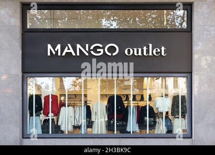VALENCIA, SPANIEN - 26. OKTOBER 2021: Mango ist ein spanisches Bekleidungsdesign- und Herstellungsunternehmen Stockfoto