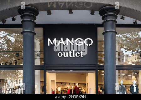 VALENCIA, SPANIEN - 26. OKTOBER 2021: Mango ist ein spanisches Bekleidungsdesign- und Herstellungsunternehmen Stockfoto