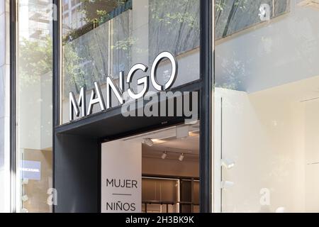 VALENCIA, SPANIEN - 26. OKTOBER 2021: Mango ist ein spanisches Bekleidungsdesign- und Herstellungsunternehmen Stockfoto