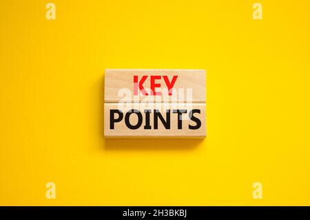 Symbol „Zeit bis zu den wichtigsten Punkten“. Konzeptwörter Schlüsselpunkte auf Holzblöcken auf einem schönen gelben Hintergrund. Business- und Time-to-Key-Points-Konzept. Kopie en Stockfoto