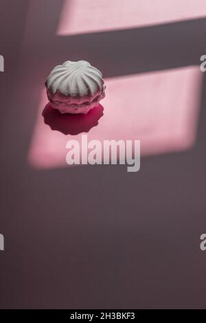 Eine weiße Sumpflandschaft liegt auf einem rosa Hintergrund. Vertikal Foto. Stockfoto