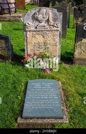 Das Grab von Anne Bronte, Schriftstellerin und Dichterin, auf dem Friedhof der St. Mary's Church, Scarborough, North, Yorkshire, England Stockfoto