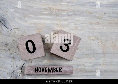 Nahaufnahme Kubuskalender für november auf einem Holzhintergrund mit Kopierfläche Stockfoto