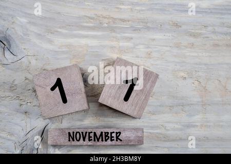 Nahaufnahme Kubuskalender für november auf einem Holzhintergrund mit Kopierfläche Stockfoto