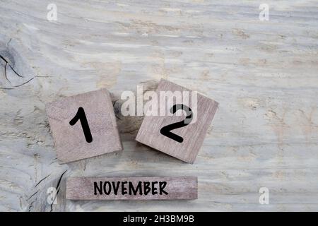 Nahaufnahme Kubuskalender für november auf einem Holzhintergrund mit Kopierfläche Stockfoto