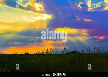 Die Strahlen der Sonne, die durch die Wolken ziehen Stockfoto