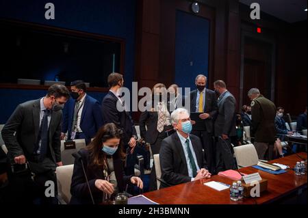 Washington, Vereinigte Staaten. Oktober 2021. William Burns, Direktor, Central Intelligence Agency, Right, und Avril Haines, Direktor, Büro des Direktors des Nationalen Nachrichtendienstes, links, nehmen ihre Sitze während des Ständigen Auswahlausschusses des Repräsentantenhauses für Nachrichtendienste ein âDiversity, Gerechtigkeit, Integration und Zugänglichkeit in der Nachrichtendienstgemeinschaft: Eine dauerhafte Mission Imperativeâ am Mittwoch, 27. Oktober 2010, im US-Kapitol in Washington, DC. Kredit: Rod Lampey/CNP/dpa/Alamy Live Nachrichten Stockfoto