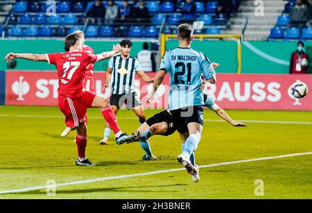 Mannheim, Deutschland. Oktober 2021. Fußball: DFB-Pokal, SV Waldhof Mannheim - 1. FC Union Berlin, 2. Runde, Carl-Benz Stadion. Der Berliner Kevin Behrens (l) schießt 1:1. Quelle: Uwe Anspach/dpa - WICHTIGER HINWEIS: Gemäß den Bestimmungen der DFL Deutsche Fußball Liga und/oder des DFB Deutscher Fußball-Bund ist es untersagt, im Stadion und/oder vom Spiel aufgenommene Fotos in Form von Sequenzbildern und/oder videoähnlichen Fotoserien zu verwenden oder zu verwenden./dpa/Alamy Live News Stockfoto