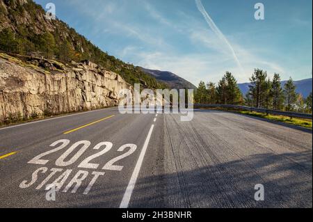 Das neue Jahr 2022 das Konzept „Way to Go“. 2022 Beginn auf dem Asphaltboden an sonnigen Tagen geschrieben Stockfoto