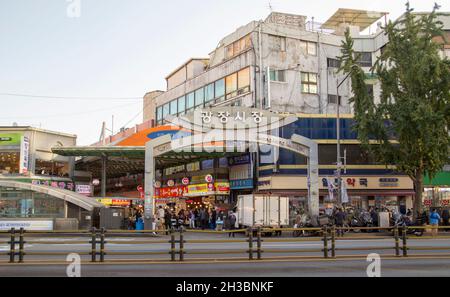 Gwangjang Markt, 25. Okt 2021 : Gwangjang Markt in Seoul, Südkorea. Der Markt wurde Anfang des 20. Jahrhunderts eröffnet und beherbergt viele Bekleidungs- und Lebensmittelstände. Touristen und Einheimische genießen traditionelle koreanische Küche wie Mayak Gimbap, Bindae-tteok oder Nokdu-jeon (Mung Bean Pancake), Tteok-Bokki (gebratener Reiskuchen) und Eomuk (Fischkuchen). Kredit: Lee Jae-won/AFLO/Alamy Live Nachrichten Stockfoto