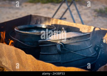 Poyke Topf. Lagerfeuer Kessel Kochen. Herstellung von Lebensmitteln außerhalb auf Feuerstelle. Schuss in israel in der Nähe von hedera olga Strand. Lecker. Beruhigendes Essen. Stockfoto