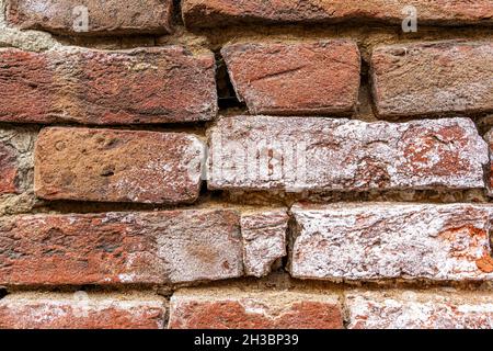 Rote Backsteinmauer - Textur von alten dunkelbraunen und roten Backgorund Backgorund mit weißen Pinselstrichen Stockfoto