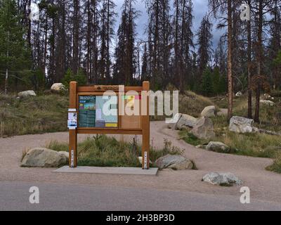 Informationstafel am Ausgangspunkt des beliebten Valley of the Five Lakes Trail im Jasper National Park, Rocky Mountains an bewölktem Tag in der Herbstsaison. Stockfoto