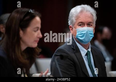 Washington, Vereinigte Staaten Von Amerika. Oktober 2021. William Burns, Direktor, Central Intelligence Agency, Right, hört zu, während Avril Haines, Direktor, Büro des Direktors des National Intelligence, auf Fragen während der Anhörung des Ständigen Auswahlausschusses für den Nachrichtendienst im Repräsentantenhaus „Vielfalt, Gleichheit, Integration und Zugänglichkeit in der Nachrichtencommunity: A Enduring Mission Imperative“ am Mittwoch, den 27. Oktober 2010, im US-Kapitol in Washington, DC. Quelle: Rod Lampey/CNP/Sipa USA Quelle: SIPA USA/Alamy Live News Stockfoto