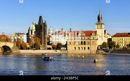 Die Altstadt von Prag wird von der Herbstsonne beleuchtet Stockfoto