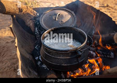 Poyke Topf. Lagerfeuer Kessel Kochen. Herstellung von Lebensmitteln außerhalb auf Feuerstelle. Schuss in israel in der Nähe von hedera olga Strand. Lecker. Beruhigendes Essen. Stockfoto