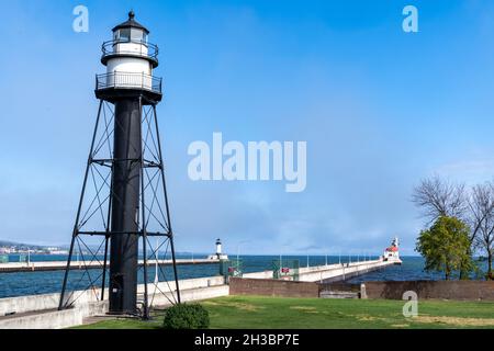 Drei Duluth Minnesota Wellenbrecher-Leuchttürme (Nord, Süd, Inner) im Canal Park am Lake Superior Stockfoto