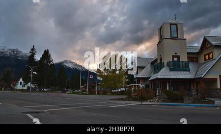 Wunderschöner Blick auf die Innenstadt von Jasper, die Rocky Mountains, mit einer Feuerwache in der Geikie St und einem dramatischen bewölkten Himmel im Herbst. Stockfoto