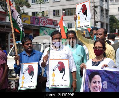 Agartala, Tripura. Indien. Oktober 2021. Die Jugendflügelaktivisten des TMC (Trinamool Congress) nahmen an einem Protest gegen die Kraftstoffpreiserhöhung vor einer Tankstelle in Agartala Teil. Stockfoto