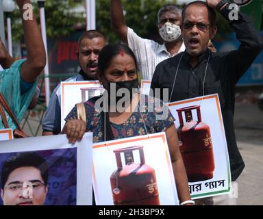 Agartala, Tripura. Indien. Oktober 2021. Die Jugendflügelaktivisten des TMC (Trinamool Congress) nahmen an einem Protest gegen die Kraftstoffpreiserhöhung vor einer Tankstelle in Agartala Teil. Stockfoto