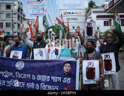 Agartala, Tripura. Indien. Oktober 2021. Die Jugendflügelaktivisten des TMC (Trinamool Congress) nahmen an einem Protest gegen die Kraftstoffpreiserhöhung vor einer Tankstelle in Agartala Teil. Stockfoto