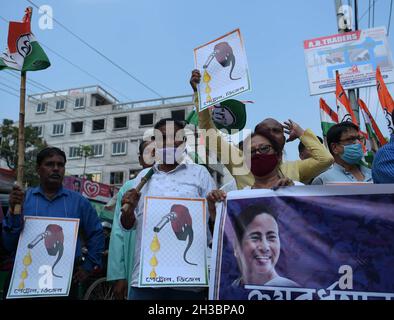 Agartala, Tripura. Indien. Oktober 2021. Die Jugendflügelaktivisten des TMC (Trinamool Congress) nahmen an einem Protest gegen die Kraftstoffpreiserhöhung vor einer Tankstelle in Agartala Teil. Stockfoto