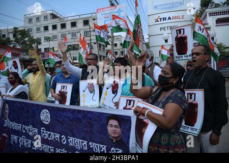 Agartala, Tripura. Indien. Oktober 2021. Die Jugendflügelaktivisten des TMC (Trinamool Congress) nahmen an einem Protest gegen die Kraftstoffpreiserhöhung vor einer Tankstelle in Agartala Teil. Stockfoto