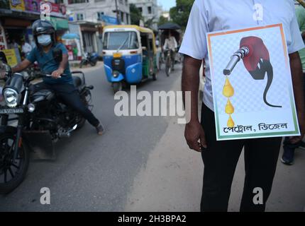 Agartala, Tripura. Indien. Oktober 2021. Die Jugendflügelaktivisten des TMC (Trinamool Congress) nahmen an einem Protest gegen die Kraftstoffpreiserhöhung vor einer Tankstelle in Agartala Teil. Stockfoto