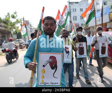 Agartala, Tripura. Indien. Oktober 2021. Die Jugendflügelaktivisten des TMC (Trinamool Congress) nahmen an einem Protest gegen die Kraftstoffpreiserhöhung vor einer Tankstelle in Agartala Teil. Stockfoto