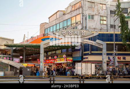 Gwangjang Markt, 25. Okt 2021 : Gwangjang Markt in Seoul, Südkorea. Der Markt wurde Anfang des 20. Jahrhunderts eröffnet und beherbergt viele Bekleidungs- und Lebensmittelstände. Touristen und Einheimische genießen traditionelle koreanische Küche wie Mayak Gimbap, Bindae-tteok oder Nokdu-jeon (Mung Bean Pancake), Tteok-Bokki (gebratener Reiskuchen) und Eomuk (Fischkuchen). Kredit: Lee Jae-won/AFLO/Alamy Live Nachrichten Stockfoto