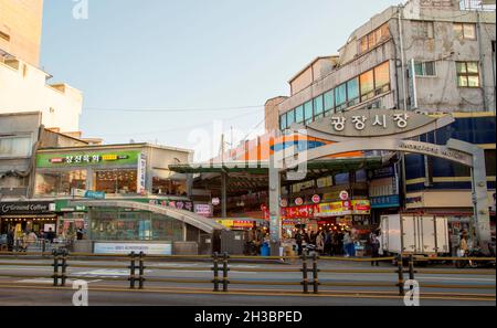 Gwangjang Markt, 25. Okt 2021 : Gwangjang Markt in Seoul, Südkorea. Der Markt wurde Anfang des 20. Jahrhunderts eröffnet und beherbergt viele Bekleidungs- und Lebensmittelstände. Touristen und Einheimische genießen traditionelle koreanische Küche wie Mayak Gimbap, Bindae-tteok oder Nokdu-jeon (Mung Bean Pancake), Tteok-Bokki (gebratener Reiskuchen) und Eomuk (Fischkuchen). Kredit: Lee Jae-won/AFLO/Alamy Live Nachrichten Stockfoto