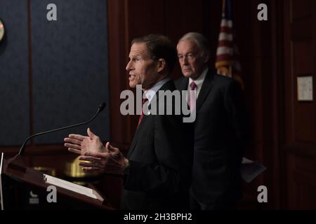 Washington, USA. Oktober 2021. US-Senator Richard Blumenthal (D-CT) spricht heute am 27. Oktober 2021 im SVC/Capitol Hill in Washington DC, USA, über Social-Media-Effekte. (Foto von Lenin Nolly/Sipa USA) Quelle: SIPA USA/Alamy Live News Stockfoto