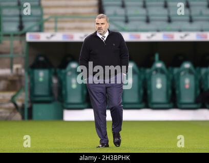 Celtic-Managerin Ange Postecoglou inspiziert das Spielfeld vor dem Cinch Premiership-Spiel in der Easter Road, Edinburgh. Bilddatum: Mittwoch, 27. Oktober 2021. Stockfoto