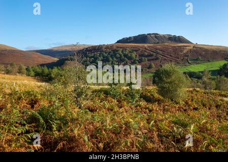 Crowden Great Quarry aus Sicht des Pennine Way in North Derbyshire an einem sonnigen Herbsttag. Stockfoto