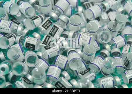 Fläschchen und Injektionen des Pfizer-BioNTech Covid-19-Impfstoffes im M A G Osmani Medical College & Hospital Impfzentrum. Sylhet, Bangladesch. Stockfoto