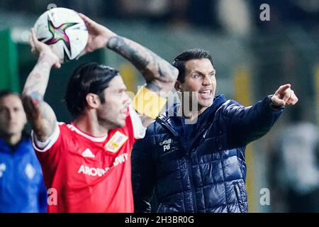 Mannheim, Deutschland. Oktober 2021. Fußball: DFB-Pokal, SV Waldhof Mannheim - 1. FC Union Berlin, 2. Runde, Carl-Benz Stadion. Mannheimer Trainer Patrick Glöckner (r) Gesten. Quelle: Uwe Anspach/dpa - WICHTIGER HINWEIS: Gemäß den Bestimmungen der DFL Deutsche Fußball Liga und/oder des DFB Deutscher Fußball-Bund ist es untersagt, im Stadion und/oder vom Spiel aufgenommene Fotos in Form von Sequenzbildern und/oder videoähnlichen Fotoserien zu verwenden oder zu verwenden./dpa/Alamy Live News Stockfoto