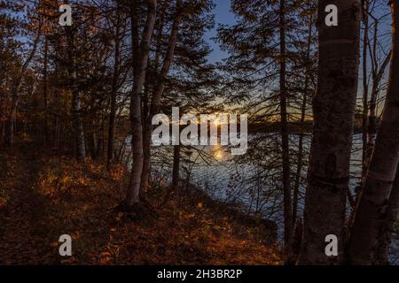 Sonnenuntergang am Ufer des Black Lake im Norden von Wisconsin. Stockfoto