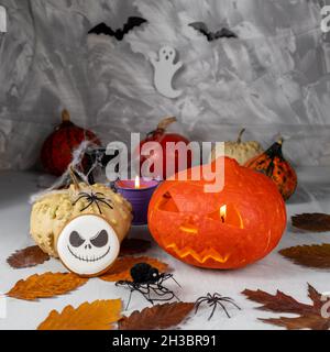 Halloween Lebkuchenkekse auf Holztisch, halloween-Konzept mit hausgemachten Keksen. Beängstigendes Gesicht auf Keksen. Stockfoto