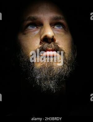 Männerportrait. Nahaufnahme. Gesicht Mann Porträt. Lowkey schwarzen Hintergrund. Blaue Augen. israelisches Modell. Bart mustach. Ernst. israel givaat avni. Stockfoto