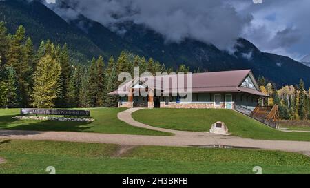 Blick auf das Mount Robson Visitor Center in den kanadischen Rocky Mountains an bewölktem Tag in der Herbstsaison mit Schildern und Bäumen. Stockfoto