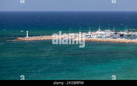 Eingang zum Hafen von Ayia Napa an einem sonnigen Sommertag. Es ist ein Touristenort am äußersten östlichen Ende der Südküste Zyperns Stockfoto