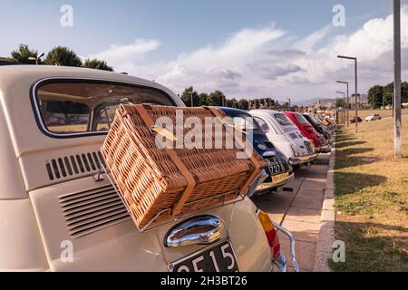 SANTA MARIA CAPUA VETERE, ITALIEN - 17. Oktober 2021: Festival Fiat 500 im Amphitheater von Santa Maria Capua Vetere, Italien, 17. Oktober 2021. Stockfoto